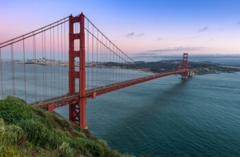 Widok na most wiszący Golden Gate Bridge w San Francisco