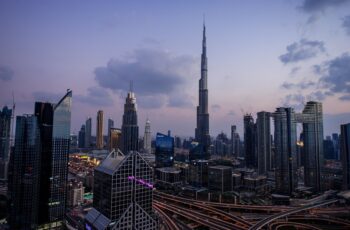 Widok na Dubaj, z dominującą sylwetką wieżowaca Burdż Chalifa