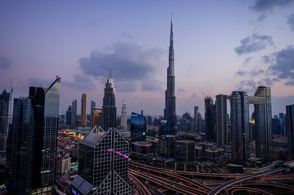 Widok na Dubaj, z dominującą sylwetką wieżowaca Burdż Chalifa